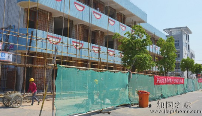 8月，全國多所中小學(xué)校園改造加固工程正火熱進(jìn)行