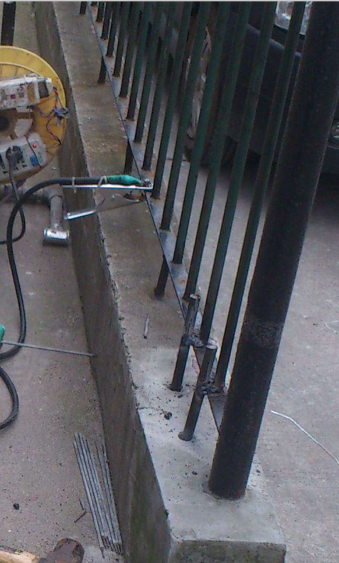 司機打盹撞上隔離帶，護欄被小車插穿還能加固嗎？