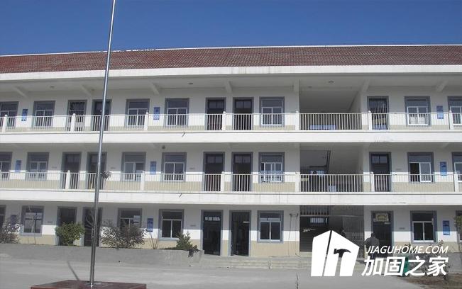 對(duì)學(xué)校進(jìn)行抗震加固時(shí)，哪些方面不容忽視?