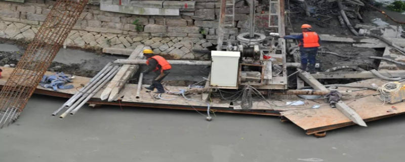 為什么樹根樁濕式成孔(水沖鉆進)應(yīng)采用不封孔注漿?