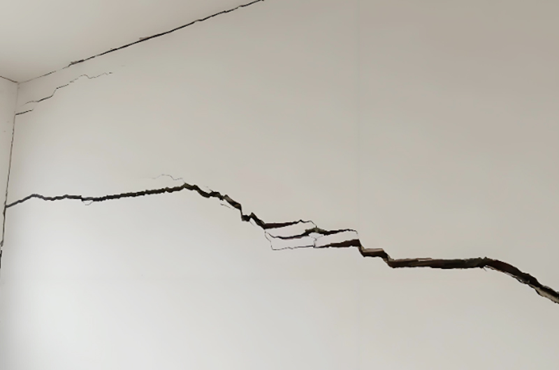 房屋下沉墻體開裂